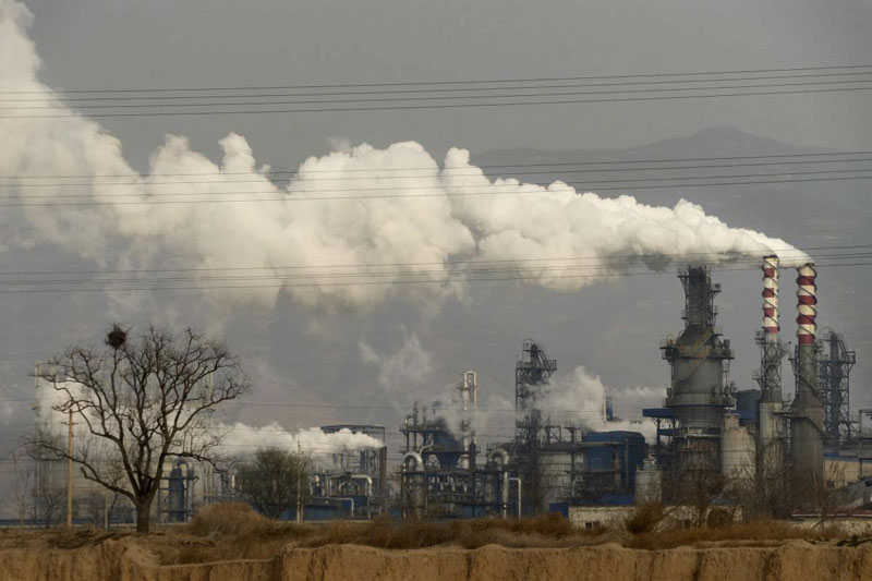 Fumée et vapeur s'élèvent d'une usine de traitement du charbon à Hejin, dans la province du Shanxi (novembre 2020, Photo: AP)