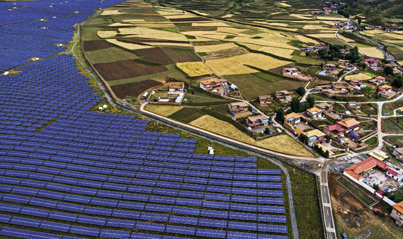 La centrale photovoltaïque du village de Si’e, dans le département autonome tibétain de Garzê (Sichuan), se fond dans le paysage.