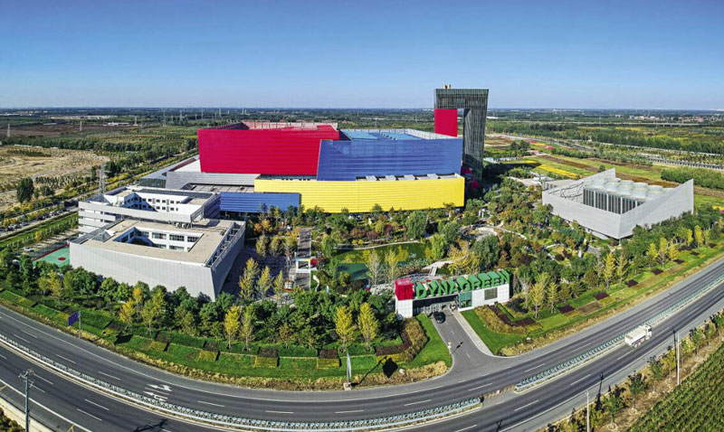 Vue de la Société de protection environnementale et d’énergies vertes du Parc industriel pour l’économie circulaire de Tongzhou à Beijing, un projet de production d’électricité par incinération, le 17 octobre 2020