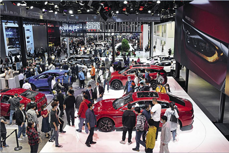 Le 2 octobre 2020, au Salon international de l’auto de Beijing, le stand BYD présente des véhicules électriques et des technologies de batterie lamelle.