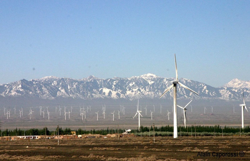 Parc éolien vu de la route entre Urumqi et Turfan (Xinjiang) en 2007