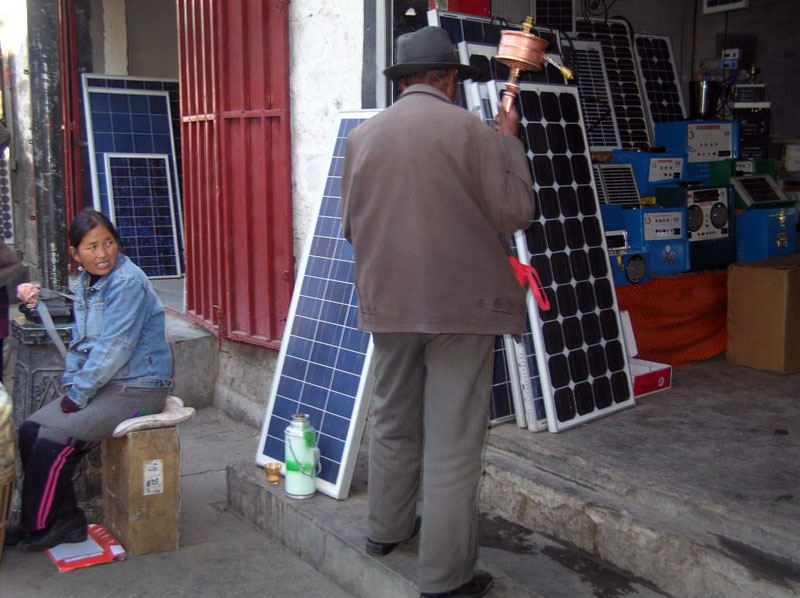 panneaux solaires vendus à la pièce dans une petite ville du Tibet (photo JPDes 2008)