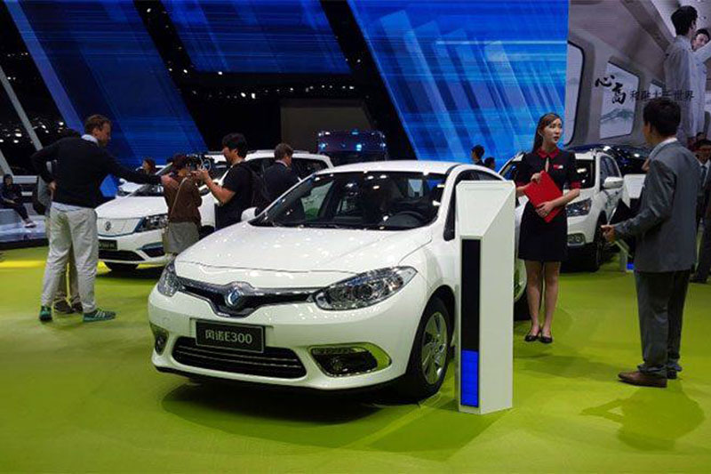 A Pékin, Renault et son partenaire chinois Dongfeng ont présenté la Fengnuo E300, une version rebadgée de la Renault Fluence ZE destinée au marché chinois. (mai 2016)