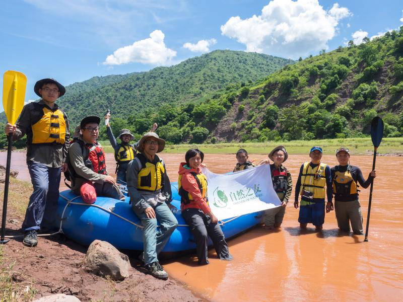 Une équipe de Friends of Nature travaille sur le fleuve Rouge, dans la province du Yunnan, pour la protection du paon spicifère (Photo fournie par Friends of Nature)