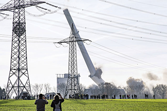 La cheminée de l’ancienne centrale à charbon Gustav Knepper près de Castrop-Rauxel, en Allemagne, est démantelée le 17 février 2019  