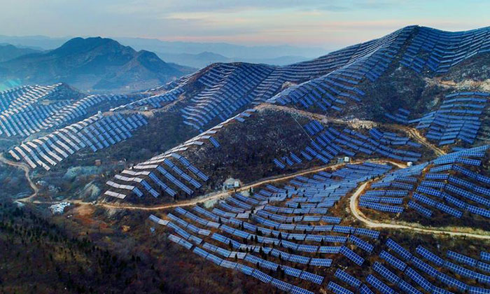 Panneaux solaires sur les monts Taihang (provinces du Henan)