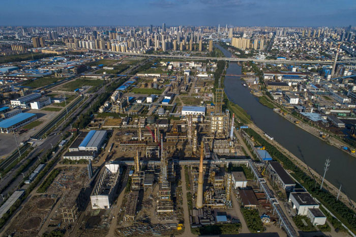 photo aérienne prise le 12 septembre 2021 montre une usine chimique en cours de démantèlement et de relocalisation le long du Grand Canal dans la ville de Huai 'an, dans la province chinoise du Jiangsu. Crédit : He Jinghua / Costfoto/Barcroft Media via Getty Images