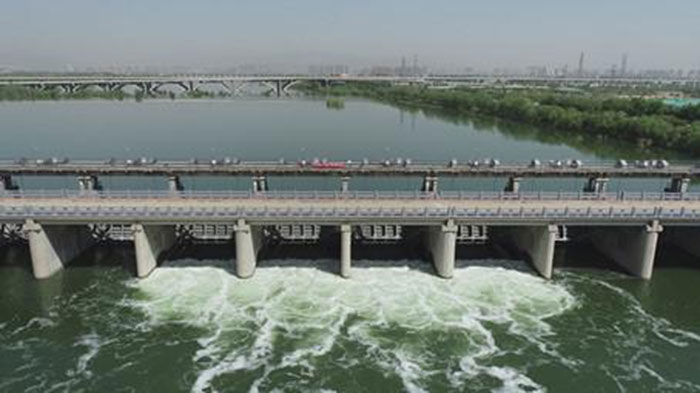 Barrage au pont de Lugou pour drainer l'excès d'eau. (Photo Beijing Review/Beijing Water Authority) 