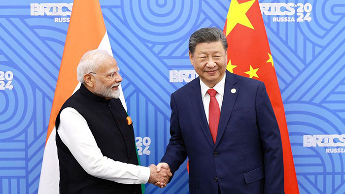 Narendra Modi et Xi Jinping, mercredi 23 octobre, en marge du sommet des BRICS à Kazan, en Russie. (China Daily via Reuters) 