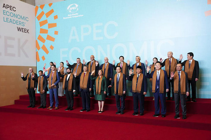 photo de famille du sommet de l'APEC à Lima en octobre 2024 où Xi Jinping figure au centre et Biden est relégué au fond à droite