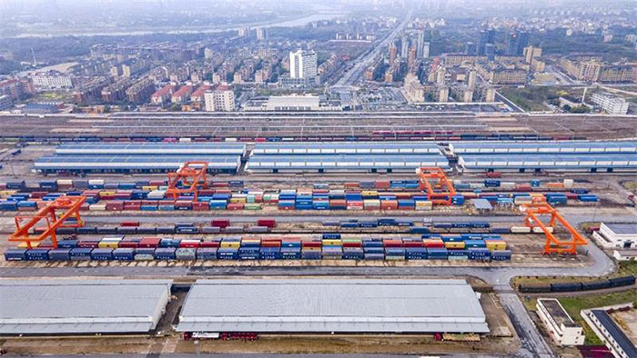 Des conteneurs destinés à être expédiés par des trains de fret Chine-Europe 