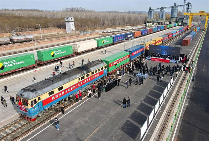 Le 16 mars 2023, un train de fret Chin-Europe part pour la première fois de l’arrondissement de Pinggu à Beijing. (Sun Lijun/Pic.people.com.cn)