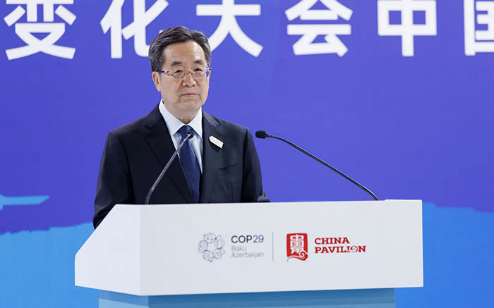 Le vice-premier ministre chinois Ding Xuexiang à la tribune du pavillon chinois de la COP29 à Baku, le 12 novembre 2024. (Source : Eco Business) 