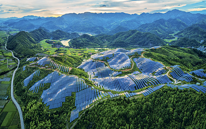 Un parc photovoltaïque en zone montagneuse dans le district de Songxi, à Nanping (Fujian) 