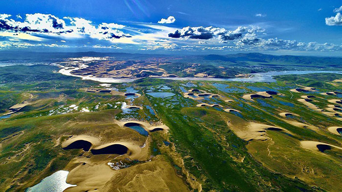 Une photo aérienne du parc national de Sanjiangyuan, dans la province du Qinghai, dans le nord-ouest de la Chine. (Photo fournie au China Daily) 