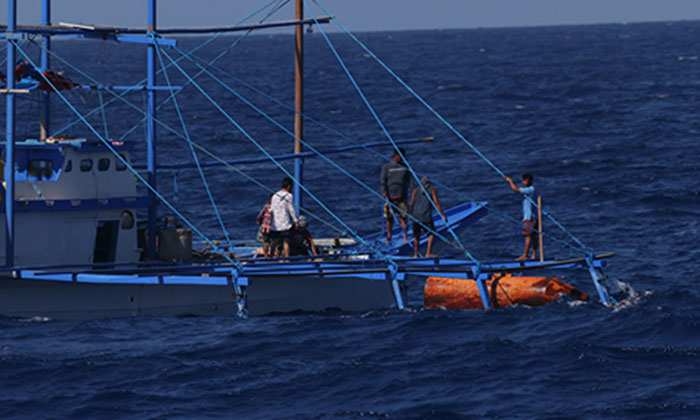 Un bateau de pêche philippin place un dispositif illégal de collecte de poissons dans les eaux de Houteng Jiao, en mer de Chine méridionale. Photo : Fan Wei/GT