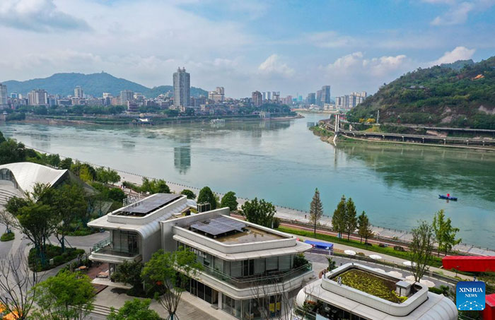 Le fleuve Yangzi, le fleuve Jinsha et le fleuve Minjiang se rejoignent dans le centre-ville de Yibin. 