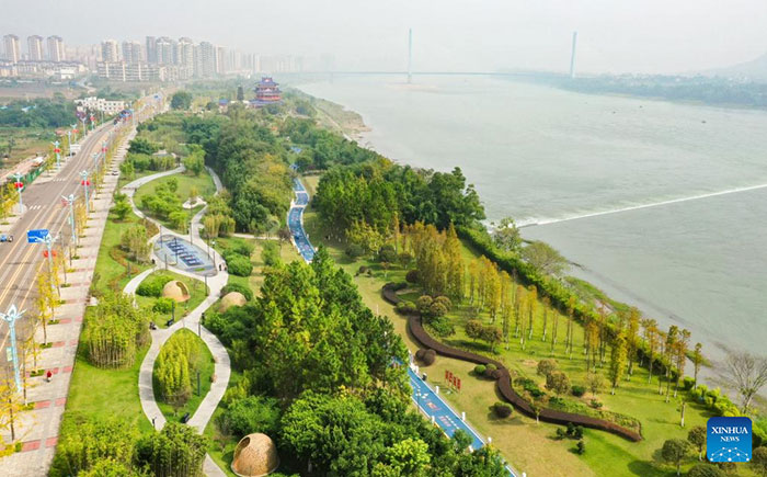 une voie verte dans le parc de zones humides riverains de Nanxi, dans la ville de Yibin 