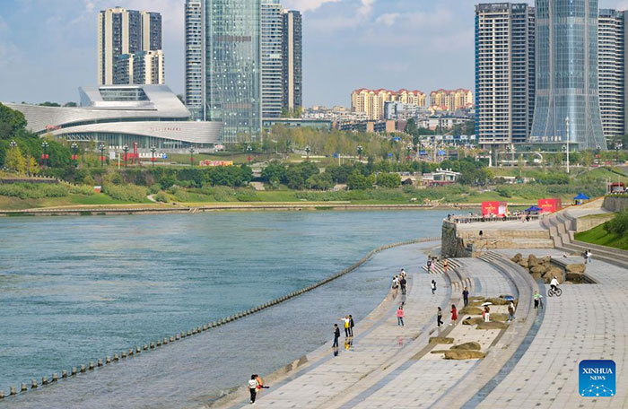 une route riveraine du parc Sanjiangkou le long du fleuve Yangzie dans la ville de Yibin 