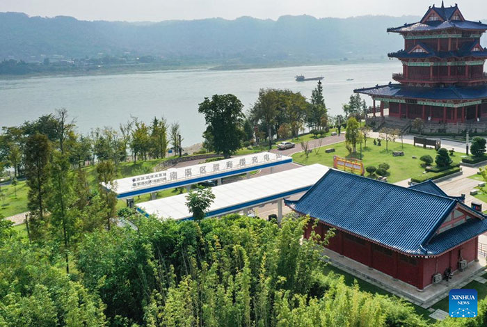 une station de recharge pour véhicules à énergie nouvelle dans le parc de zones humides riverain de Nanxi, dans la ville de Yibin 