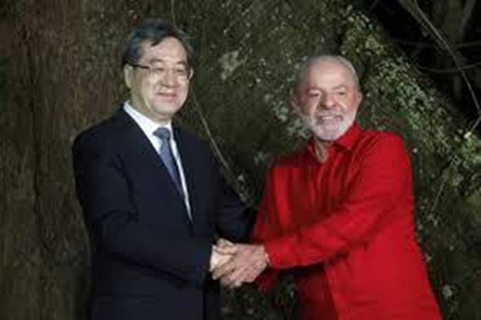 Le président Lula du Brésil et le vice-Premier ministre chinois Ding Xuexiang Le président Lula du Brésil et le vice-Premier ministre chinois Ding Xuexiang