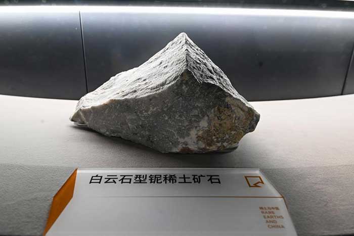 Un morceau de minerai de terres rares dans un musée consacré aux métaux rares à Baotou, en Mongolie intérieure chinoise. Avertissement (photo Xinhua/Li Zhipeng) Un morceau de minerai de terres rares dans un musée consacré aux métaux rares à Baotou, en Mongolie intérieure chinoise. Avertissement (photo Xinhua/Li Zhipeng)