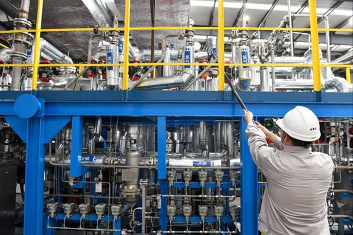 Inspection des équipements de production d'hydrogène au sein d'une entreprise énergétique à Changchun (Jilin). Photo : Xinhua 