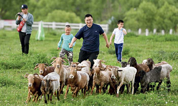 Touristes sur la prairie de Nalati Touristes sur la prairie de Nalati