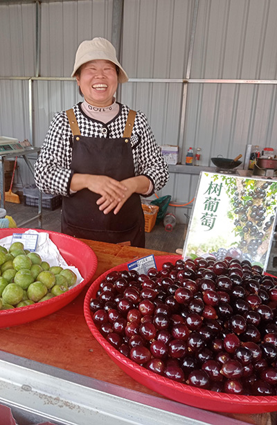 À l'entrée du site, une dame vend des petits fruits qui poussent sur les troncs des 