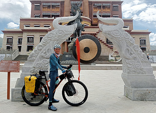 Un éco-cycliste solitaire rencontré sur le site de l'ancienne ville de Garzê (2026)