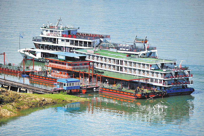 Le Yangtze à Yichang ; depuis octobre, les navires sont tenus de débarquer leurs déchets à quai. Photo : Zhang Guorong / China Daily 